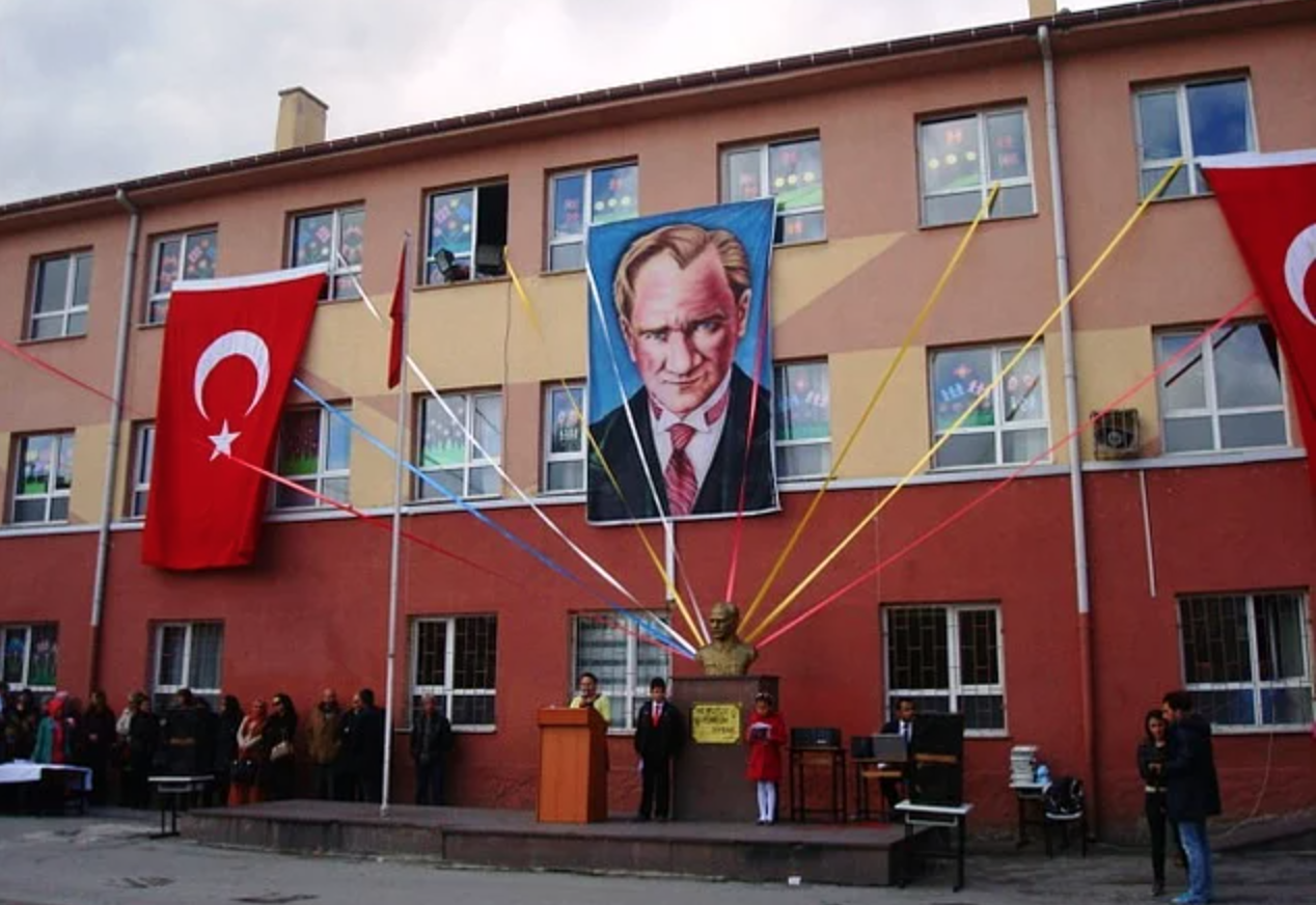 23 Nisan’da okula Türk Bayrağı astıran öğretmene soruşturma!