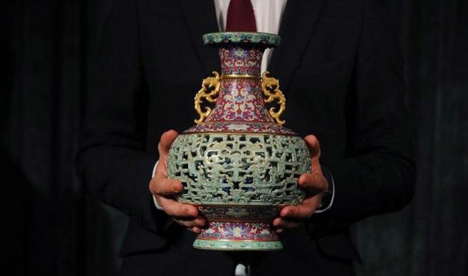 56 dolara alınan antika vazo açık artırmada 9 milyon dolara satıldı