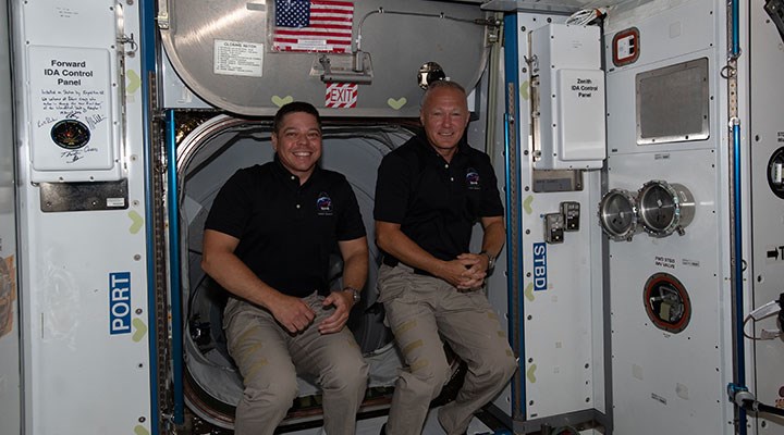 ABD'li astronotlar Space X aracıyla Dünya'ya döndü