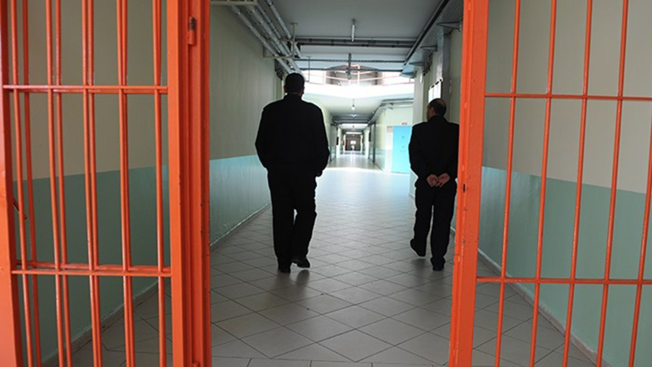 Açık cezaevlerindeki hükümlülerin Covid-19 izinleri uzatıldı