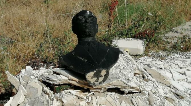 Afyon'da Atatürk büstünü yakıp çöpe attılar