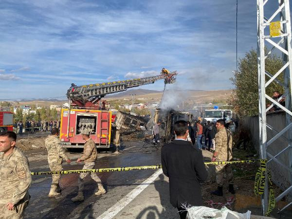 Ağrı'da kamyonla çarpışan otobüs yandı: 7 insan hayatını kaybetti