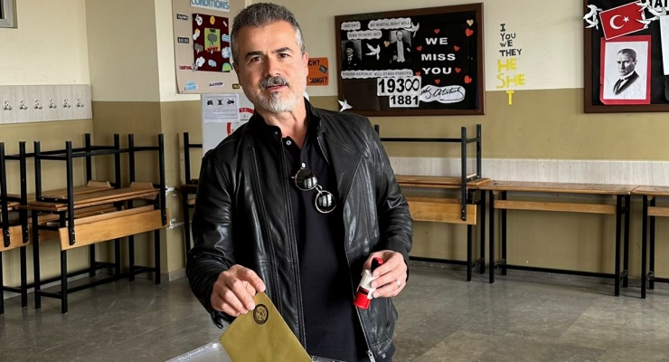 AKP'den istifa eden Suat Kılıç, yeni partisinin rozetini taktı