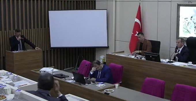 AKP'li Meclis üyesi ağlayarak kürsüyü terk etti