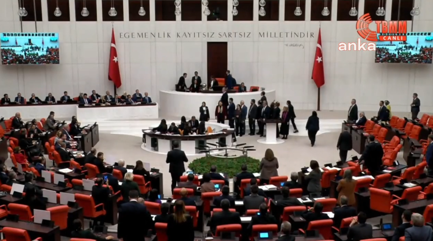 AKP’liler Meclis'i terk etti, Grup Başkanvekili Özlem Zengin kürsüye yürüdü!