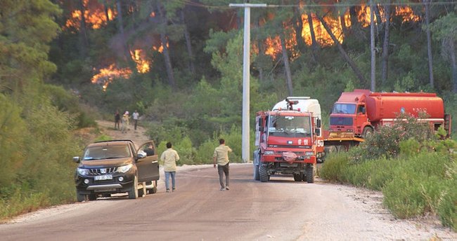 Alevlerin arasında kalan iki yangın işçisi hayatını kaybetti