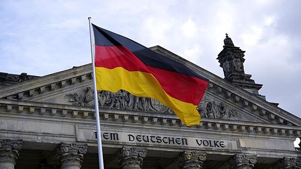 Almanya'da tüm bakanlıkların bütçeleri donduruldu