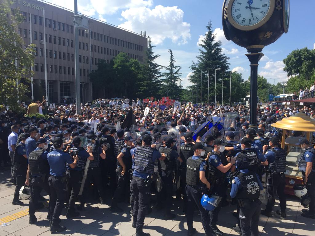 Ankara Adliyesi'nde toplanan avukatlara polis müdahele etti