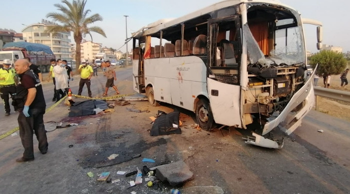 Antalya'da otobüs takla attı: Ölü ve yaralılar var