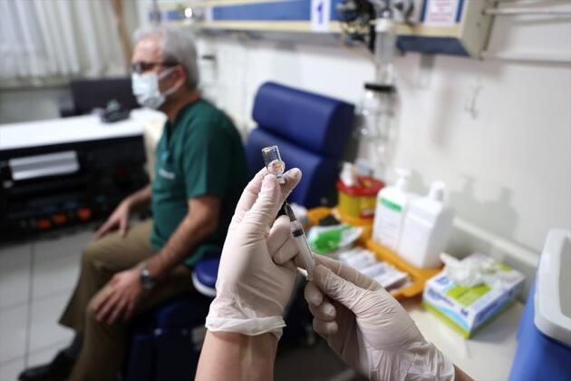 Aşılama başladı: 70 binin üzerinde kişi koronavirüs aşısı oldu