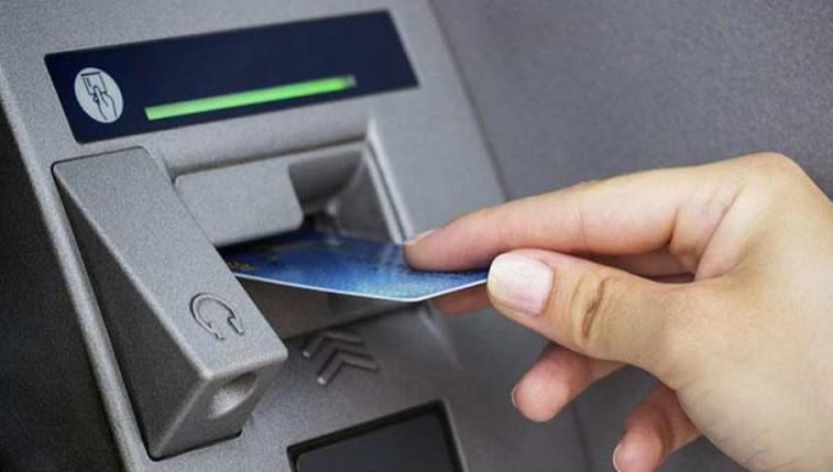 ATM'ye kartını kaptıranlar dikkat