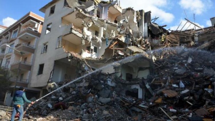 Avcılar'da balkonları çöken bina 44 gün sonra yıkıldı