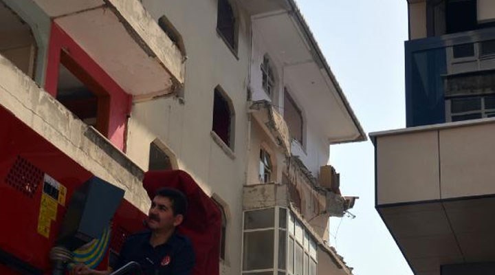 Avcılar’da boşaltılan binanın balkonu çöktü