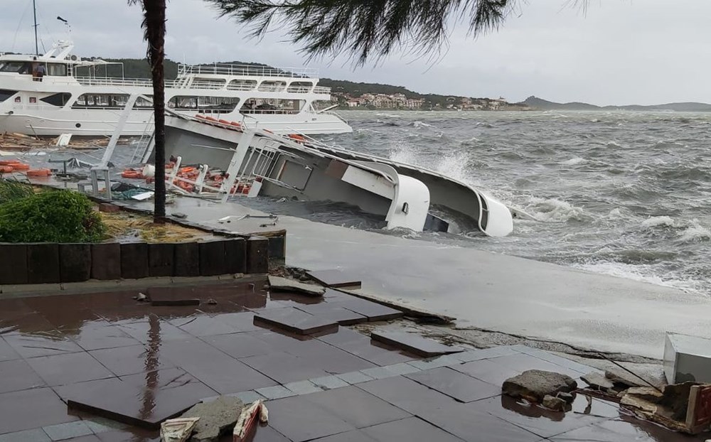 Ayvalık'ta fırtına: 20 tekne battı