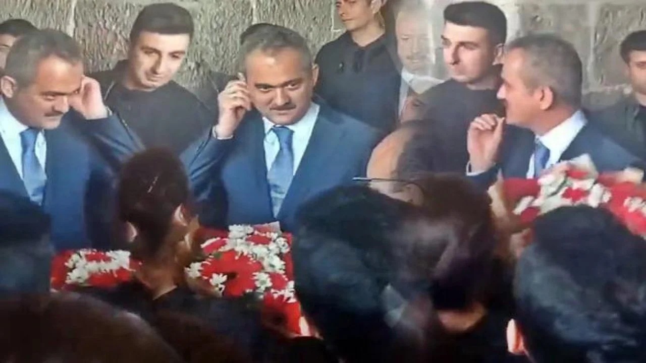 Bakan Mahmut Özer, atanmayan öğretmenin uzattığı çiçeği almadı