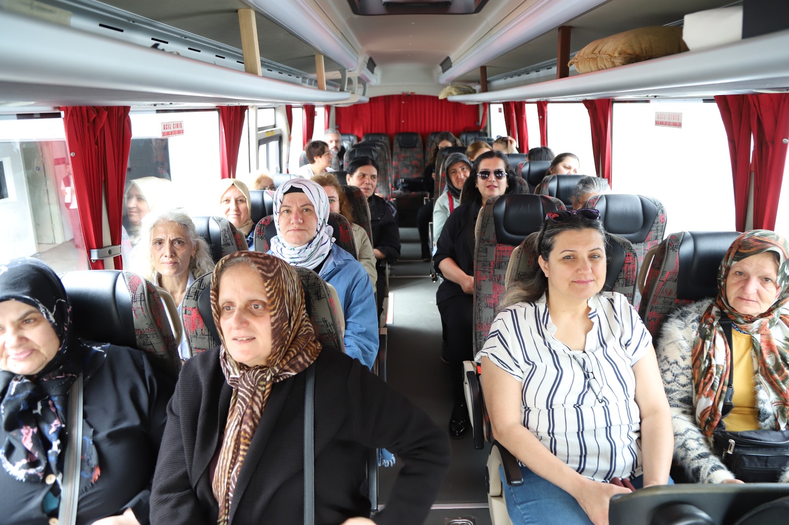 Belediye faaliyetleri Kartallı kadınlara gezi turlarıyla tanıtılıyor