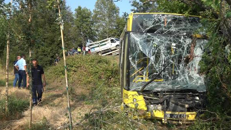 Belediye otobüsü, kamyonete çarptı; 2'si ağır, 21 yaralı