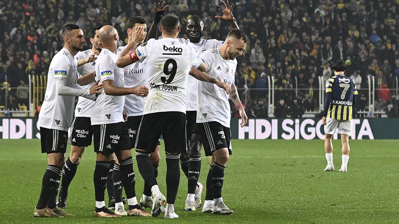 Beşiktaş 10 kişiyle Kadıköy'de Fenerbahçe'yi devirdi