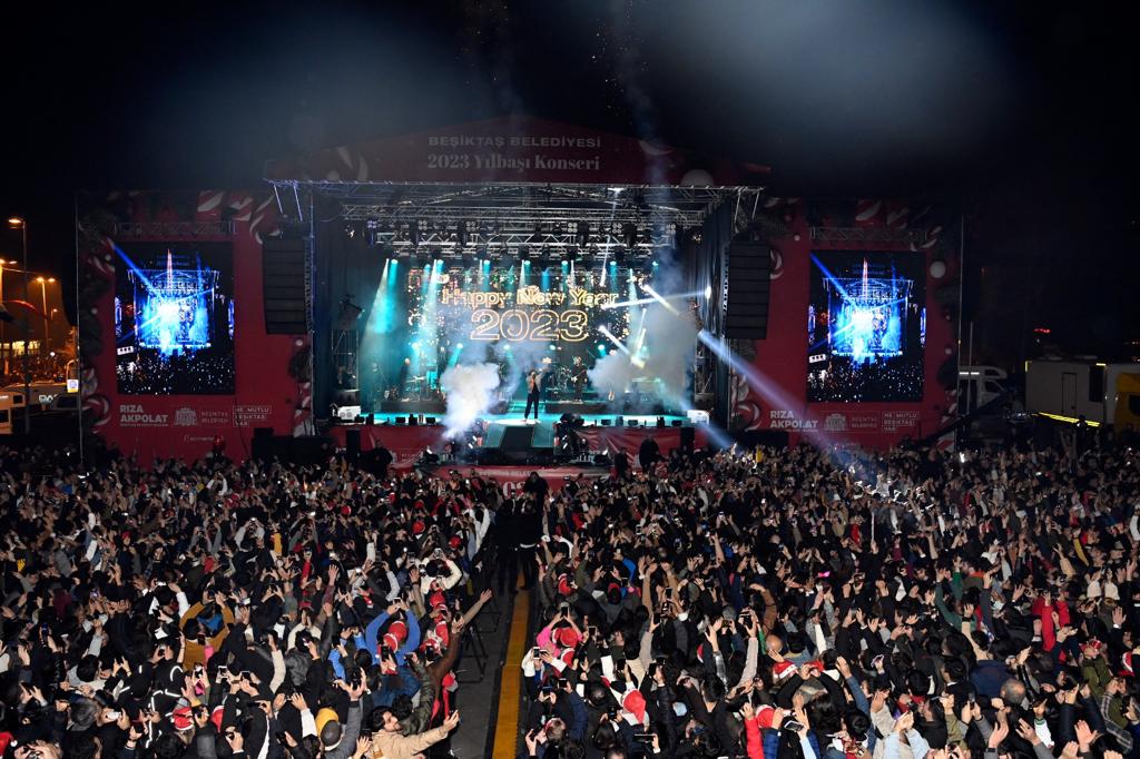 Beşiktaş’ta yeni yıl kutlamalarında Murat Boz sahne aldı