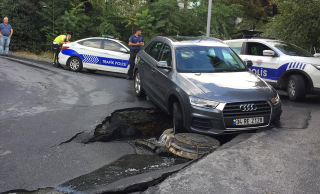 Beşiktaş'ta yol çöktü, bir araç içine düştü