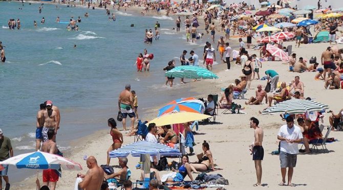 Bilim Kurulu Üyesi İlhan: 'Koronavirüs plajda, suda bulaşmaz' gibi yanlış bir algı var