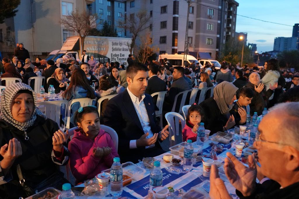 Binlerce Kartallı, belediyenin açık hava iftarlarında buluştu