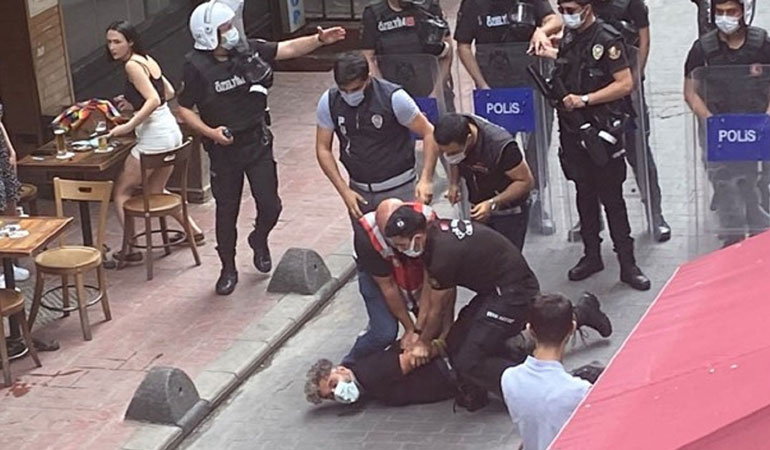 Bülent Kılıç'ın boynuna bastırarak gözaltına alan polisler hakkında idari soruşturma başlatıldı
