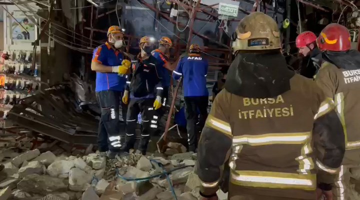 Bursa'da AVM'de bulunan bir mağazanın tavanı çöktü