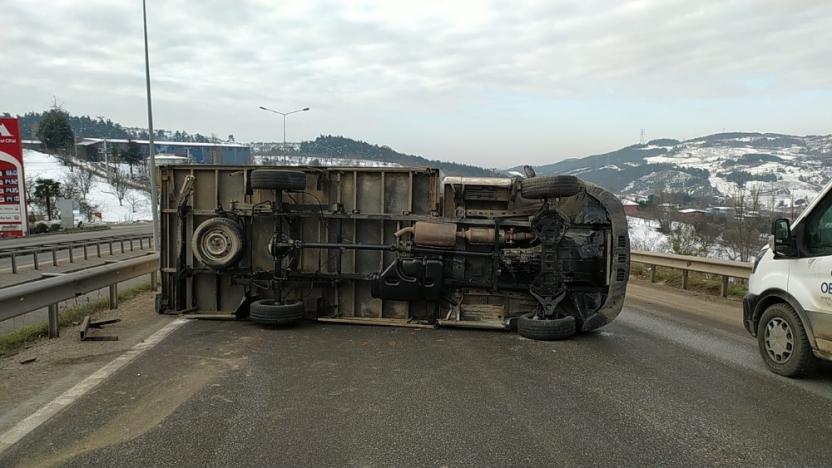 Bursa-İstanbul yolunda kamyonet devrildi