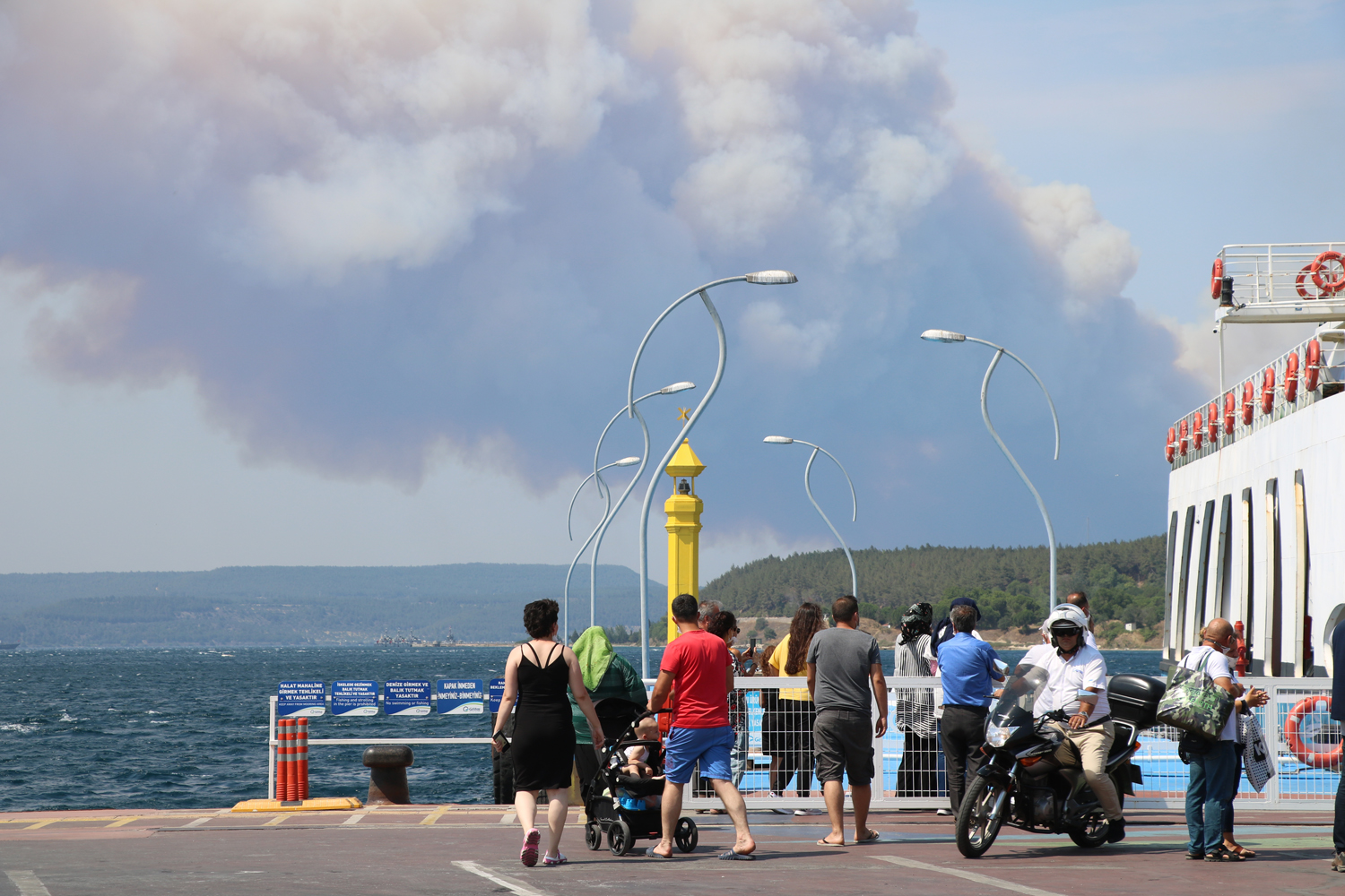 Çanakkale Boğazı yangın nedeniyle kapatıldı