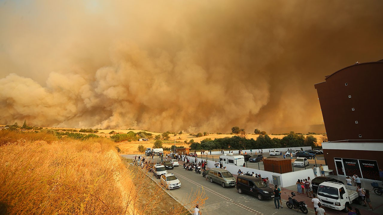 Çanakkale’de orman yangını sürüyor: 9 köy tahliye edildi