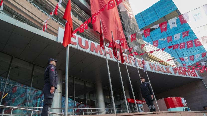 CHP'de adayların açıklanması şehitler için ertelendi