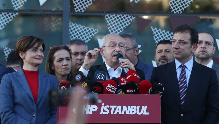 CHP İstanbul İl Başkanlığı önünde 'Kaftancıoğlu'na destek