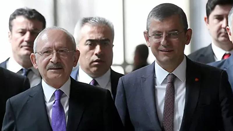 CHP kurmayları: Kılıçdaroğlu, genel başkanlık için Özgür Özel'e destek verebilir