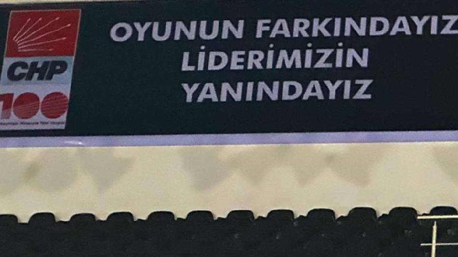 CHP'nin kurultay salonuna asılan pankartta ne yazıyor?
