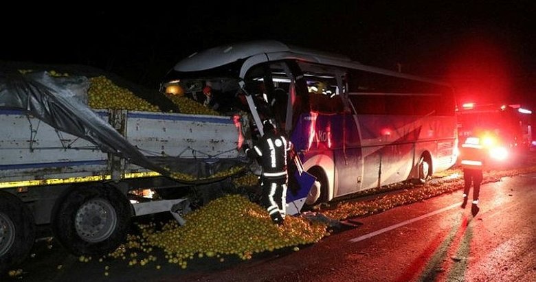Denizli'de yolcu otobüsü tıra çarptı: 1 ölü, 21 yaralı