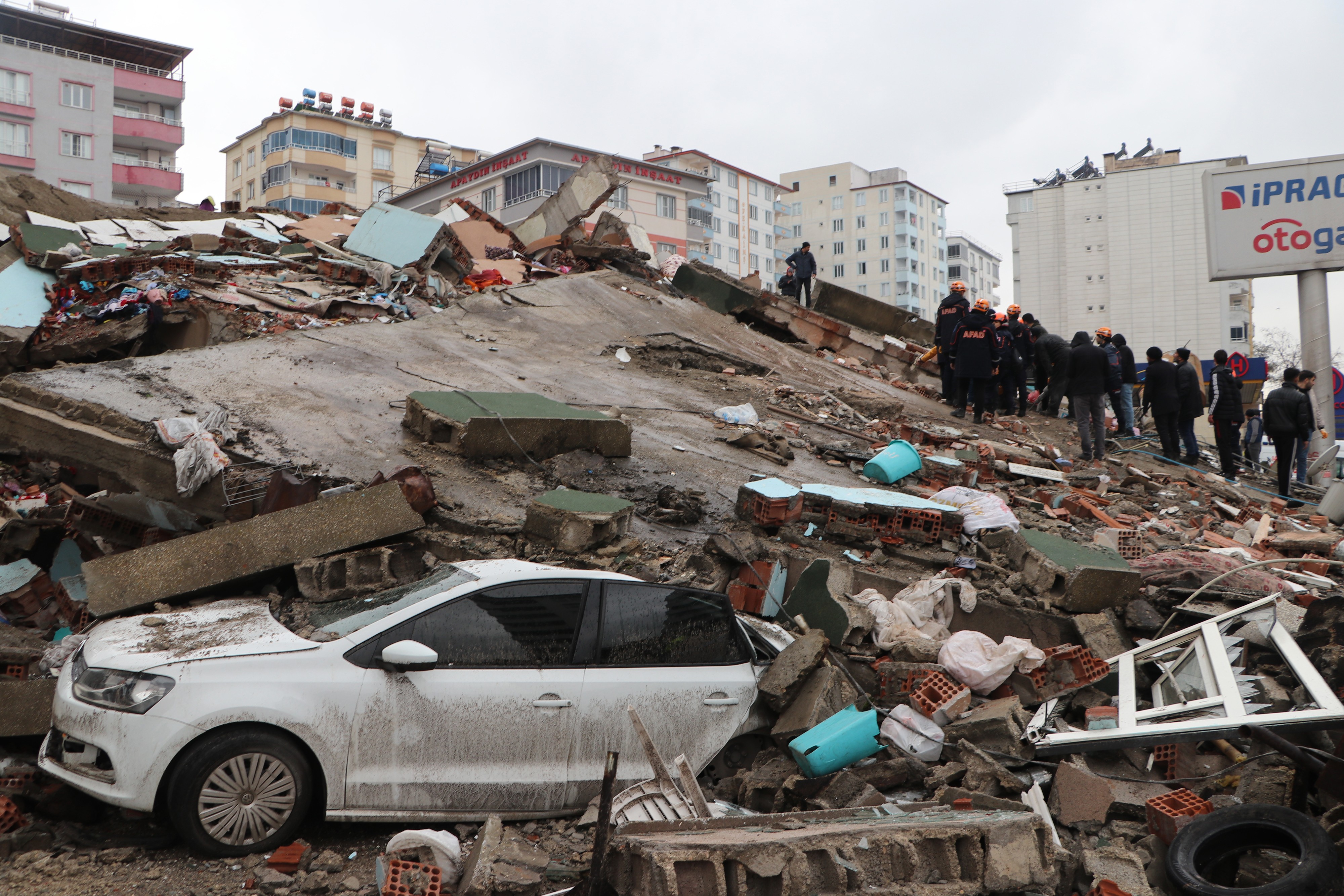 Depremler nedeniyle hayatını kaybedenlerin sayısı 48 bin 448'e yükseldi