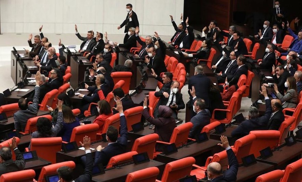 Depremzedelerin sorunlarının araştırılması önergesi AKP ve MHP oylarıyla reddedildi