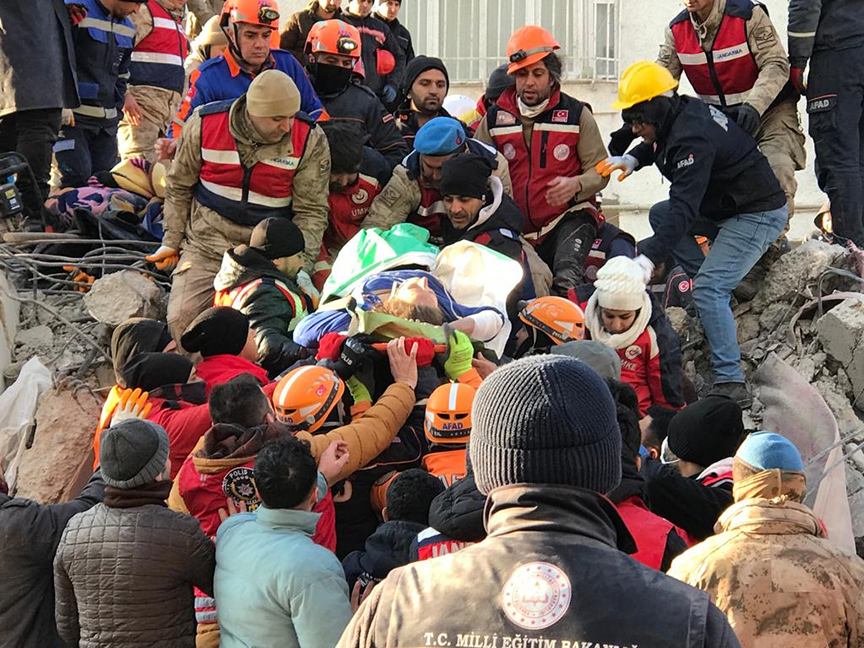 Diyarbakır'da deprem enkazından 101 saat sonra anne ve oğlu kurtarıldı
