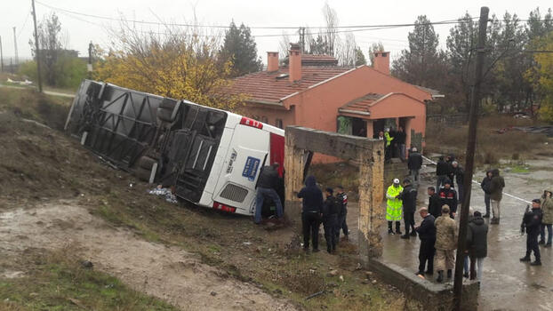 Diyarbakır’da yolcu otobüsü devrildi: 3’ü ağır 35 yaralı