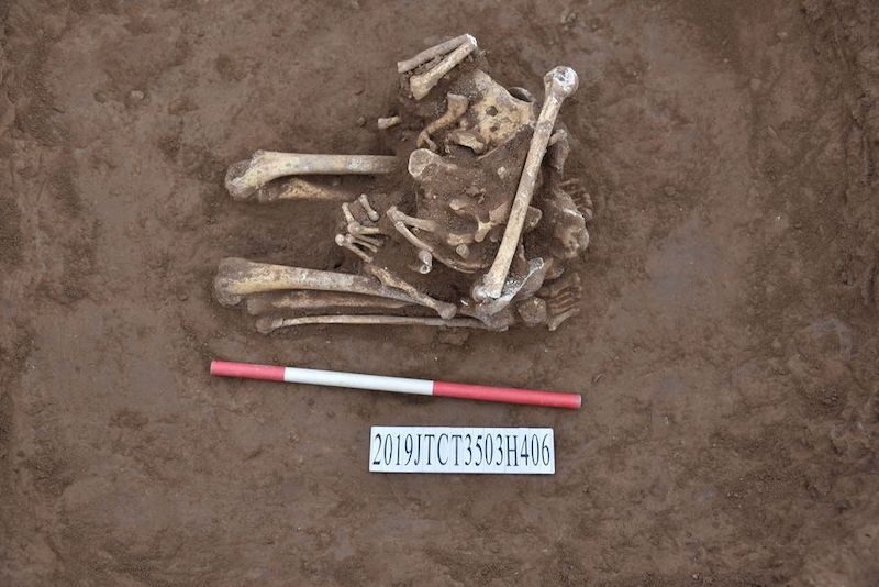 Diz çökerek kafası kesilmiş 3.000 yıllık iskelet bulundu