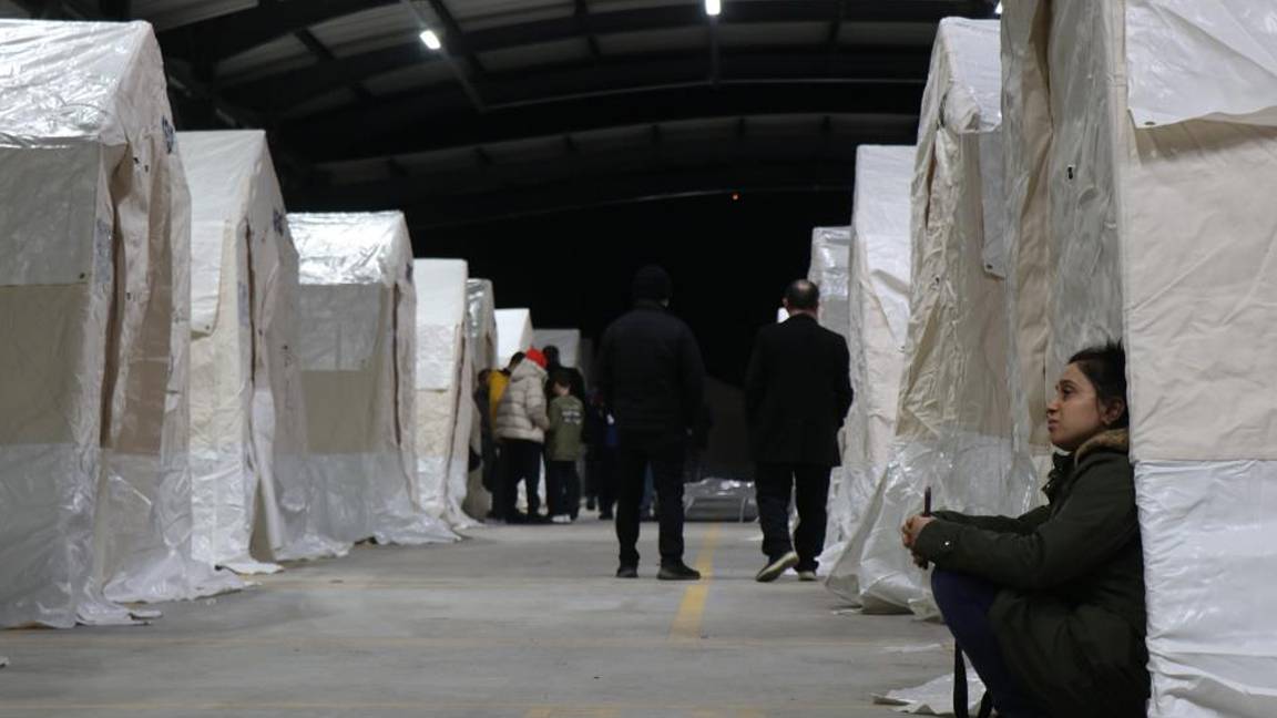 Düzce'de vatandaşların geceyi dışarda geçirmesi için çadır kentler kuruldu