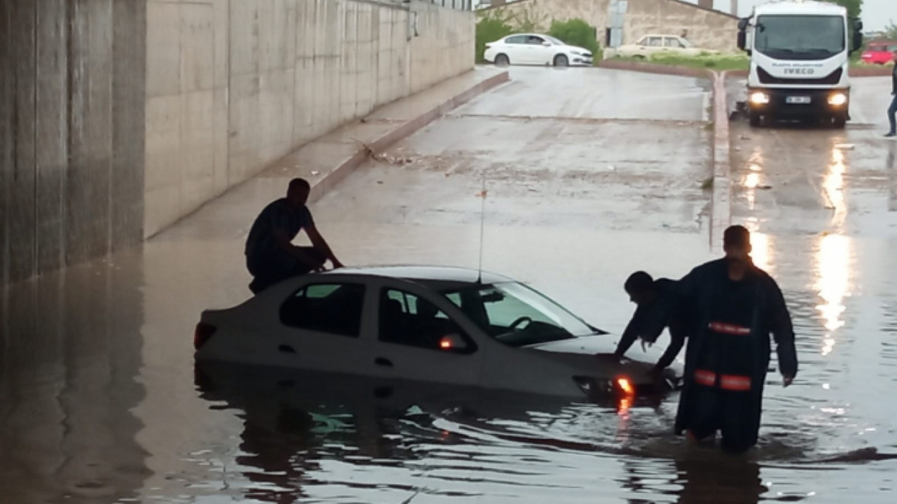 Elazığ’da ev ve iş yerlerini su bastı, araçlar mahsur kaldı