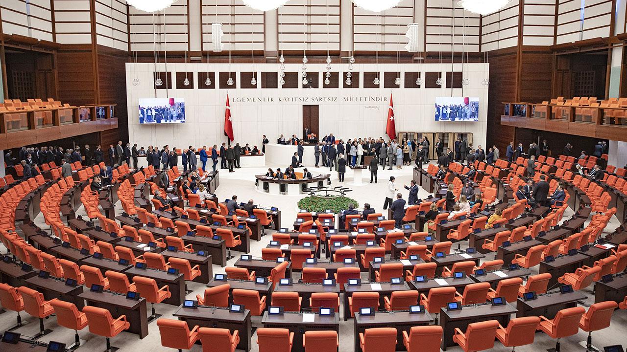 Emekliye ödenecek ikramiyenin 15 bin TL'ye çıkartılması teklifi AKP-MHP oylarıyla reddedildi