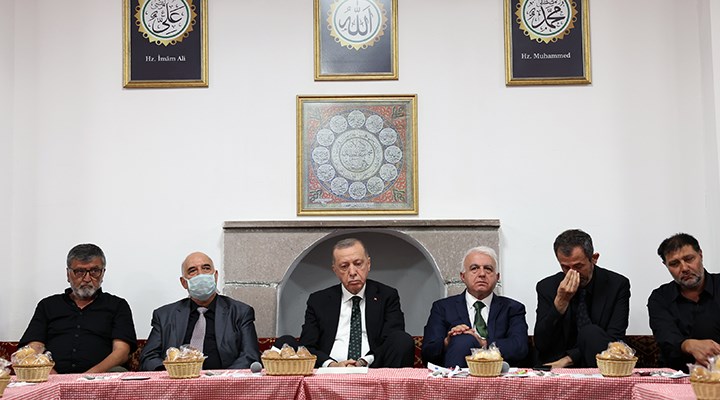 Erdoğan, cemevinde muharrem ayı iftarına katıldı