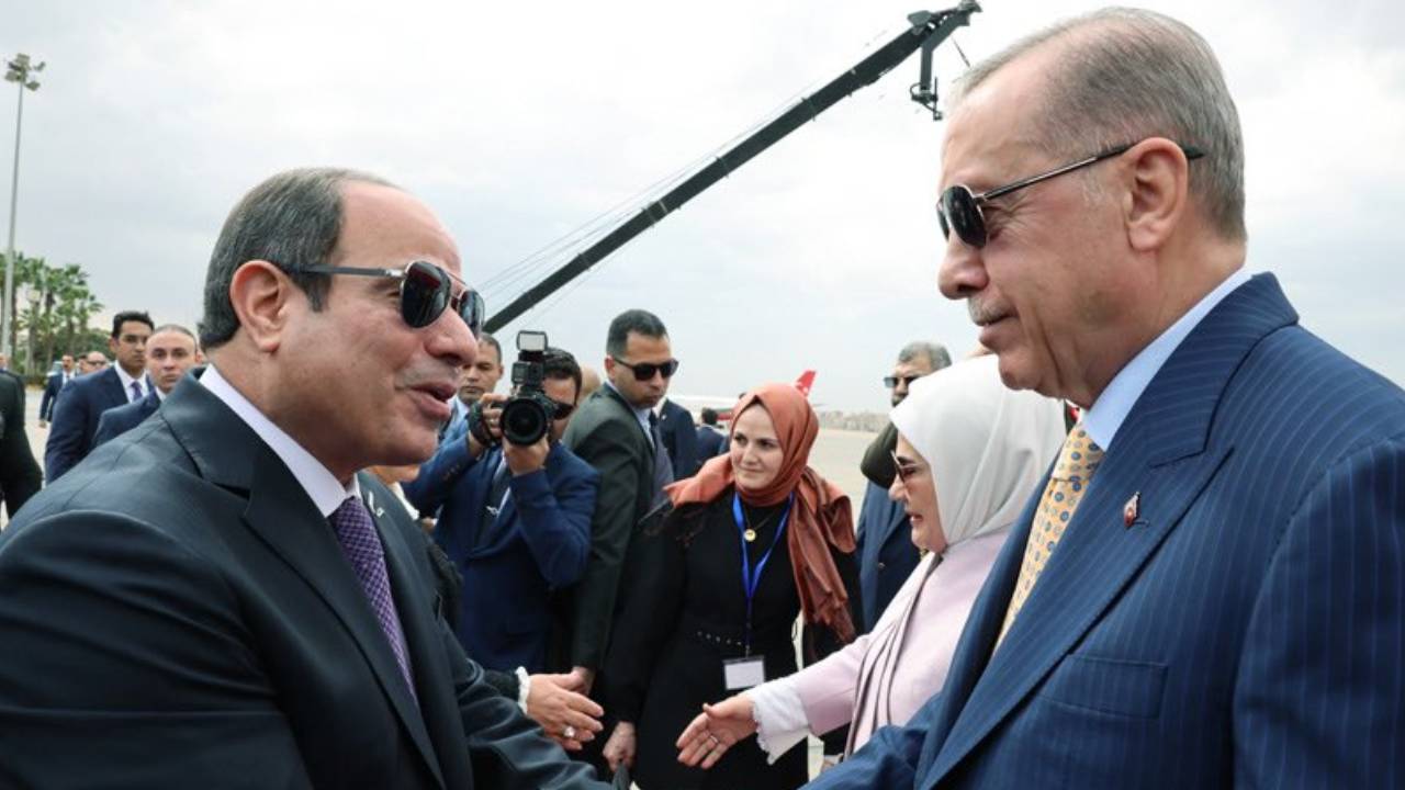 Erdoğan'ı Mısır'da Sisi karşıladı
