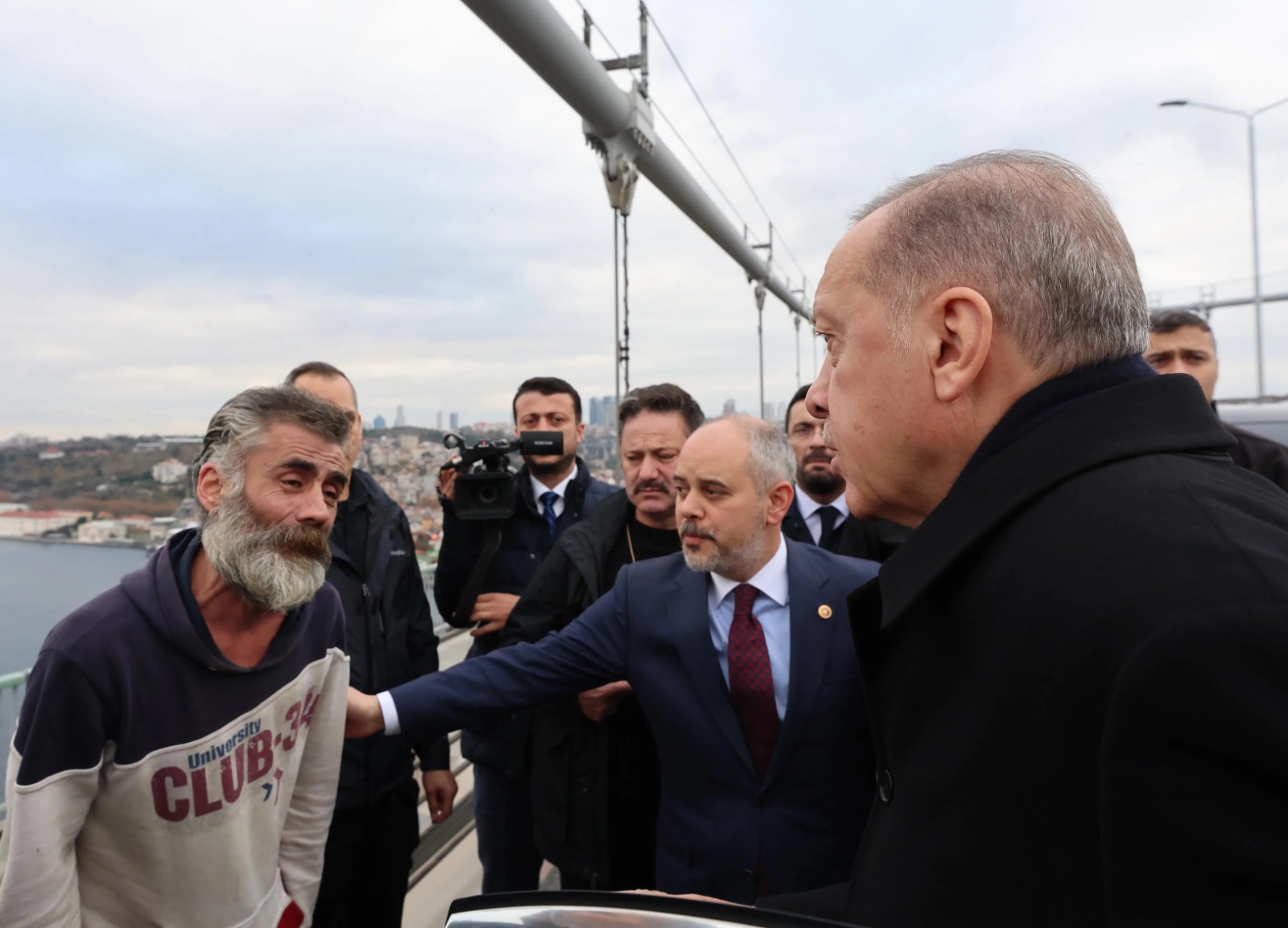 Erdoğan köprüde intihar etmek isteyen kişiyi 'ikna' etti