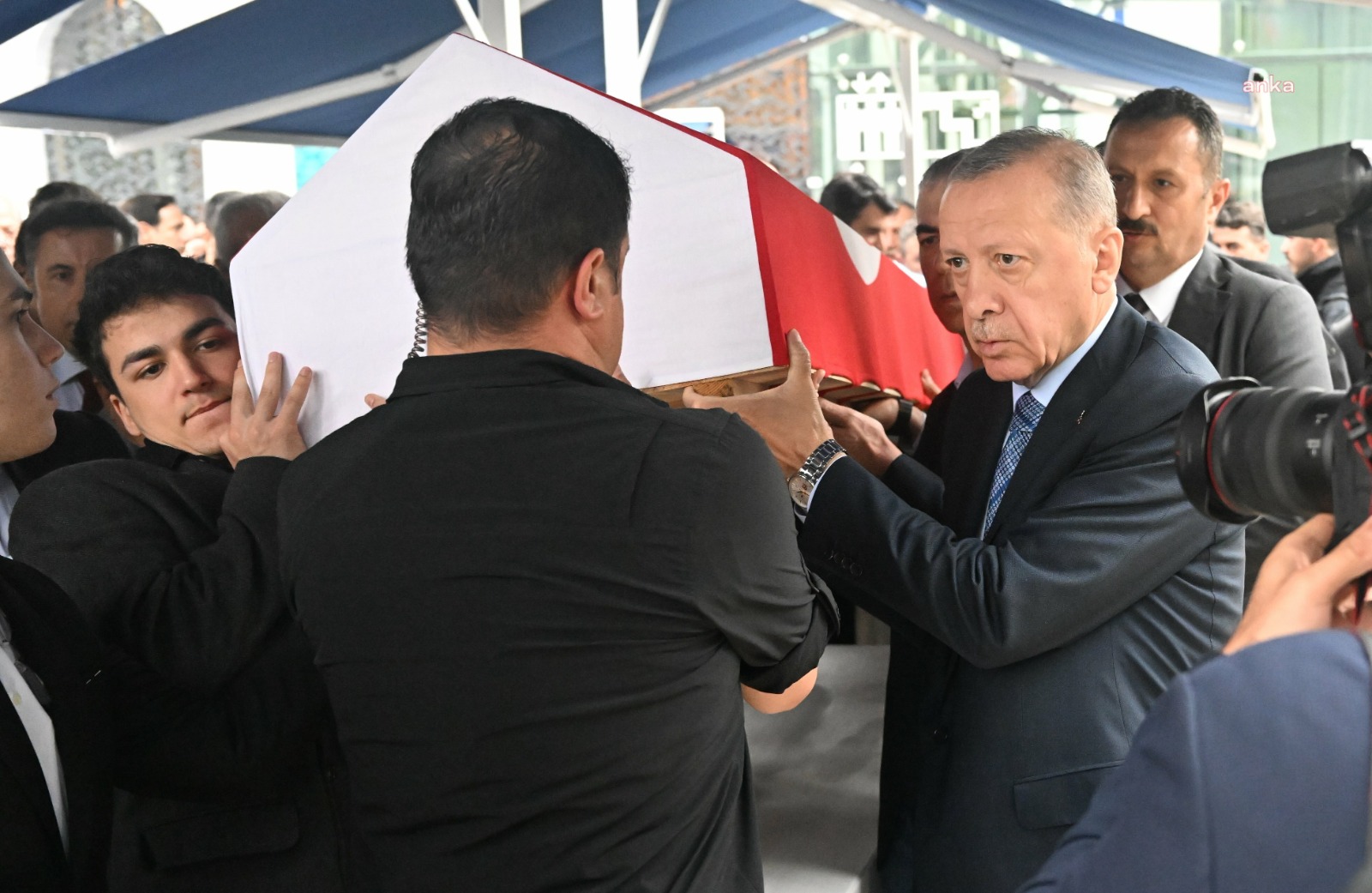 Erdoğan, Mehmet Barlas'ın tabutunu omuzladı