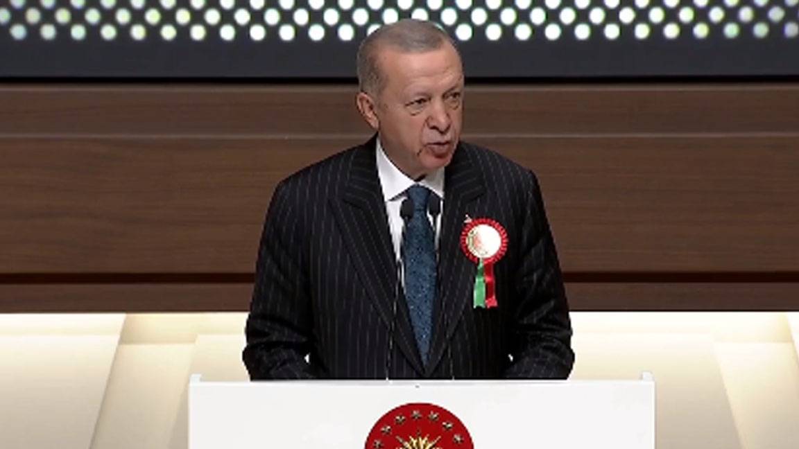 Erdoğan: Sosyal medya mahkemelerini toplumun huzuru açısından büyük tehlike olarak görüyoruz