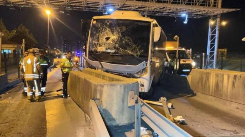 Esenyurt'ta servis minibüsü gişelere çarptı: 1'i ağır 7 yaralandı